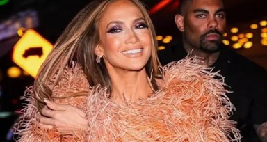 Jennifer Lopez kıyafetinin azizliğine uğradı! Elbisesi kayınca göğsü açıldı