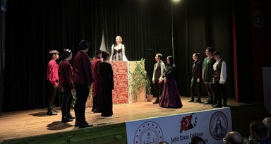Sinop'ta lise öğrencileri 'Romeo ve Juliet' oyunu ile sahne aldı