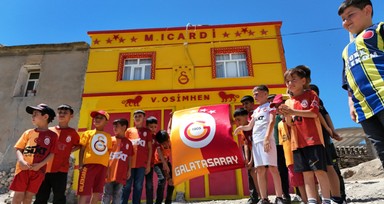 Galatasaray aşkıyla evi tribüne çevirdi: Icardi’den sonra Osimhen’i de duvara yazdı