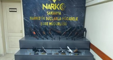 Sakarya'da durdurulan polis memurunun aracından cephanelik çıktı