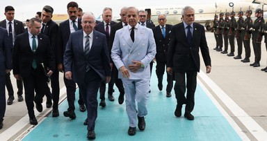 Bakan Güler, Pakistan Başbakanını havalimanında törenle karşıladı