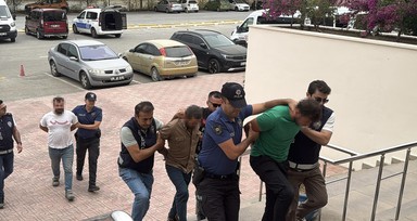 Makas atıp, kendilerini durduran polislere saldıran alkollü sürücü ve 2 arkadaşı adliyede