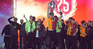 Galatasaray şampiyonluk kupasını Yenikapı'da kaldırdı