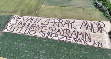 Lüleburgaz'da fotoğraf sanatçısı Azerbaycan'ın bağımsızlık gününü tarlasına yazdığı yazıyla kutladı