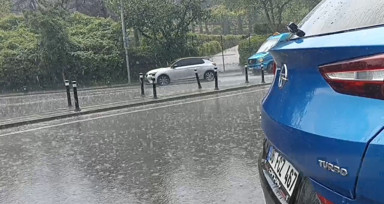 İstanbul'u dolu vurdu! Hazırlıksız yakalananlar zor anlar yaşadı