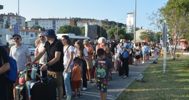 Bayramda Komşu ziyareti: Ayvalık'tan Midilli’ye kuyruk oluştu