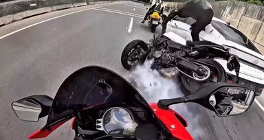 3 motosiklet ve otomobilin karıştığı kaza kask kamerasında