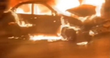 Bayrampaşa'da yayaya çarpmamak için bariyerlere çarpan otomobil alev aldı