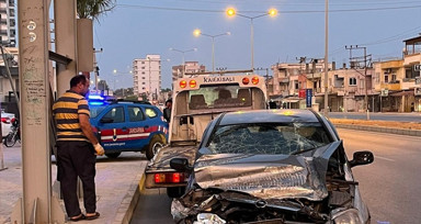 Mersin'de üst geçide çarpan araçta 6 yaralı