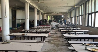 Hindistan'da yolcu uçağı Tıp Fakültesi'ne düştü! Can pazarı kamerada