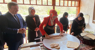 Bakan Göktaş, kadın kooperatifinde hamur açtı