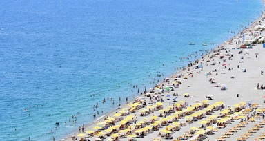 Antalya'da sıcak havadan bunalan vatandaşlar soluğu sahilde aldı