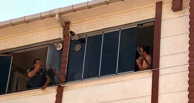 Eşiyle tartışan adam 4 aylık oğlunu pencereden atmaya kalktı