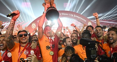 Galatasaray'ın yıldızı Dries Mertens futbolu bıraktı