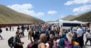 İran'daki Kanada Filipinler ve Tayland vatandaşları Van'dan ülkelerine dönüyor