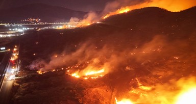 İzmir'in Aliağa ilçesinde çıkan orman yangınına müdahale sürüyor