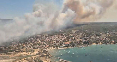 Yangınlar Çeşme'ye sıçradı: Otluk alanda çıkan yangına müdahale devam ediyor