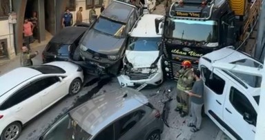 Başakşehir'de kontrolden çıkan vinç 18 araca çarptı