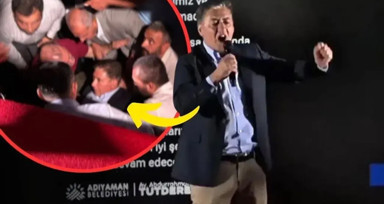 CHP Grup Başkanvekili Murat Emir sahneden inerken düştü! O anlar kamerada