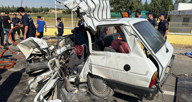 Otomobilin kamyonla çarpıştığı kazada baba ve kızı hayatını kaybetti