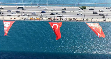 15 Temmuz Şehitler Köprüsü’ne dev Türk bayrağı asıldı
