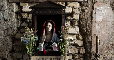 Napoli’de Madonna heykeli Filistinli kadına dönüştürüldü