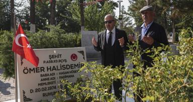 Emekli Korgeneral Zekai Aksakallı, şehit Ömer Halisdemir'in mezarını ziyaret etti