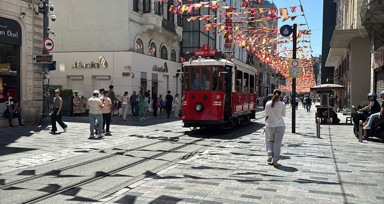 İstiklal Caddesi'nde kaza! Frenle gazı karıştıran sürücü tramvaya vurdu
