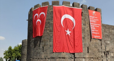 Terörsüz Türkiye kapsamında Diyarbakır Surları'na 3 Hilal asıldı