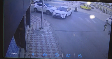 Amasya'da 3 kadının saniyelerle kurtulduğu kaza kamerada