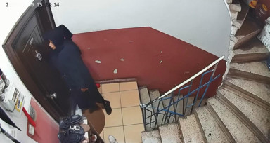 Kapıyı açmaya çalışan hırsız ses duyunca kaçtı! O anlar kamerada