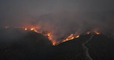 Sakarya'da çıkan orman yangınlarında alevlerin büyüklüğü karanlıkta ortaya çıktı