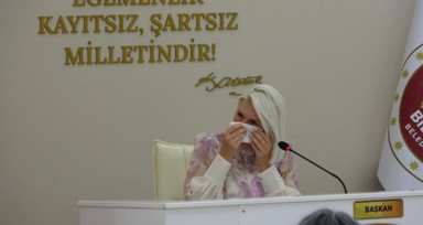 AK Parti ve MHP'den destek alan CHP'li başkan Melek Mızrak Subaşı gözyaşlarını tutamadı