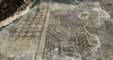 Diyarbakır'da mezar kazarken Roma dönemine ait mozaik bulundu