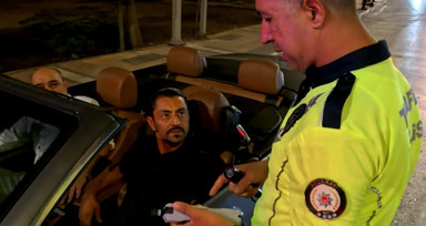 Ehliyetine el konuşan gubetçi işini parayla çözmeye çalıştı: Ben bu ülkede 6 ay nasıl duracağım