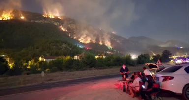 Karabük orman yangınında ilginç görüntüler! Yangını çay içip izlediler