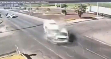Ambulansla otomobilin çarpıştığı ölümlü kaza kamerada