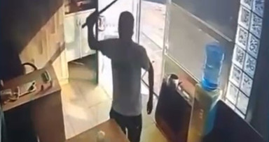 Taksi durağındaki görevliye kılıçla saldırı kamerada