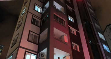 Adana'da Balkon Demirlerine Sıkışan Kedi Kurtarıldı