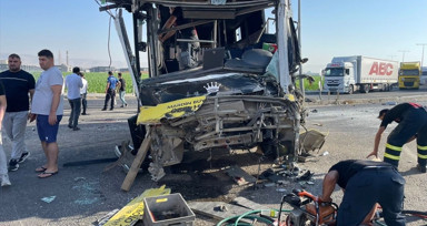 Mardin'de Halk Otobüsü ve Tır Çarpıştı: 1 Ölü, 9 Yaralı