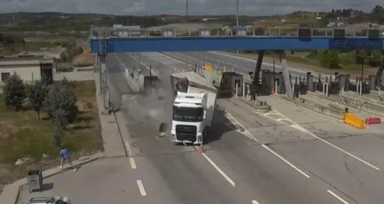 Çekmeköy’deki tır kazası güvenlik kamerasına yansıdı