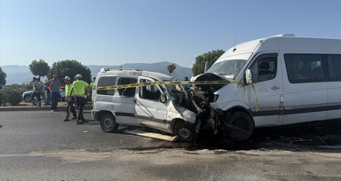 İzmir'de Trafik Kazası: 1 Ölü, 12 Yaralı