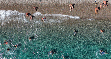 Tatilin son günlerinde Antalya sahilleri doldu