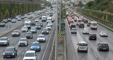 İstanbul'da yeni eğitim öğretim yılının ilk gününde trafik yoğunluğu yaşandı