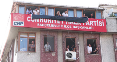 CHP'nin Bahçelievler'deki binasına 'İstanbul İl Başkanlığı' yazılı pankart asıldı