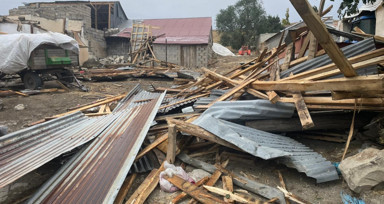 Ağrı'da fırtına çatıları uçurdu: 74 yapı zarar gördü
