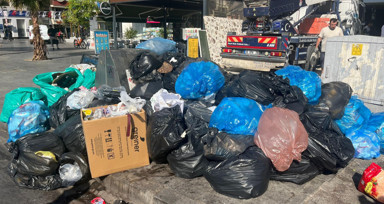 İzmir'de maaşını alamayan işçilerin grevi son buldu: Çöp dağları oluştu, fareler cirit attı