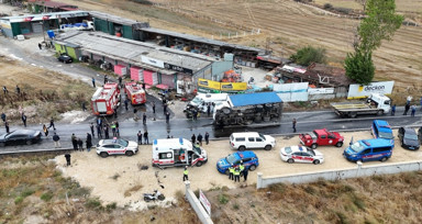 Tekirdağ'da işçi servisiyle kamyonun çarpıştığı kazada 3 kişi öldü, 9 kişi yaralandı