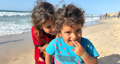 Gazzeli çocukların insani yardım getirecek aktivistleri sahilde umutla bekleyişi sürüyor