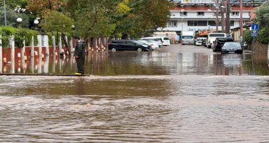 Muğla’da sağanak ve fırtına hayatı felç etti: Ölüdeniz’in turkuaz suları kahverengiye döndü
